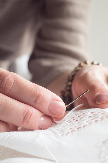 Osoba haftująca detal motywu